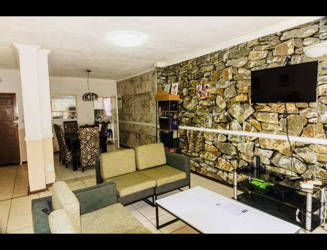 3 BEDROOM TOWNHOUSE FOR SALE IN BEDFORD GARDENS